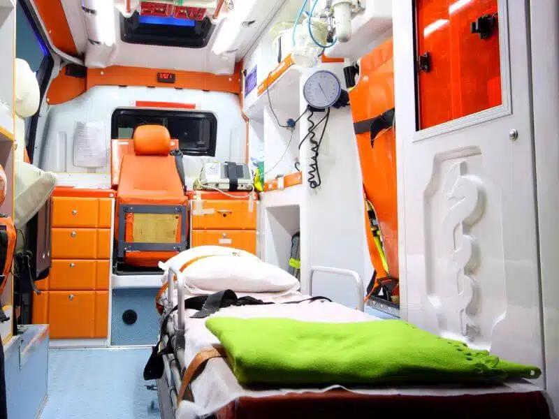 interno di un'ambulanza con attrezzatura medica per assistenza
